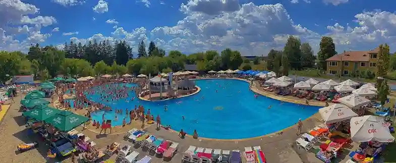 Laguna albastră - piscine pentru adulți și copii într-un loc de campare accesibil